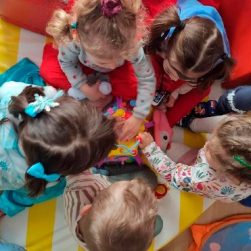 Niños sentados en círculo jugando