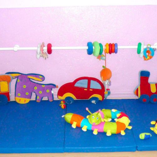 Peluches y juguetes de tela sobre colchoneta azul