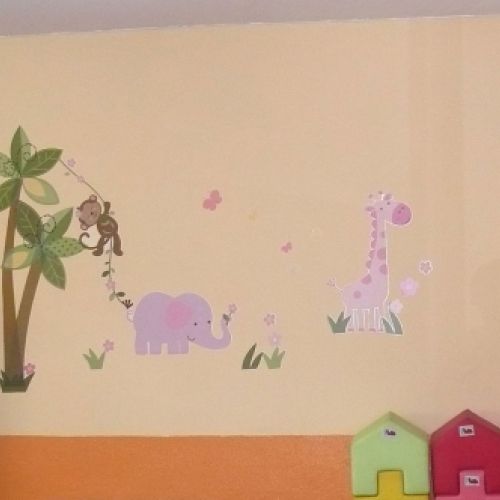 Pared con vinilos de dibujos infantiles