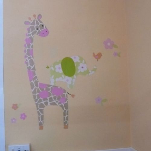 Pared blanca con pegatinas de animales infantiles