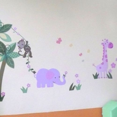 Pared con vinilos de dibujos infantiles