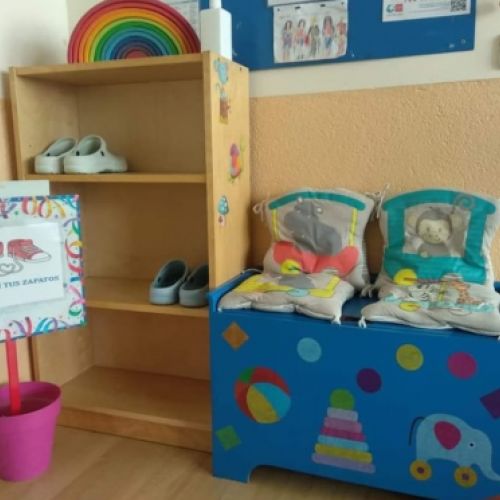 Recibidor de entrada con muebles y decoración infantil