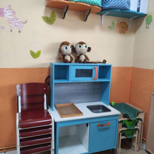 Zona de juegos con cocinita de madera