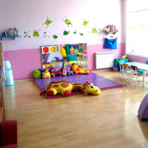 Aula grande con mesa y seos sillas