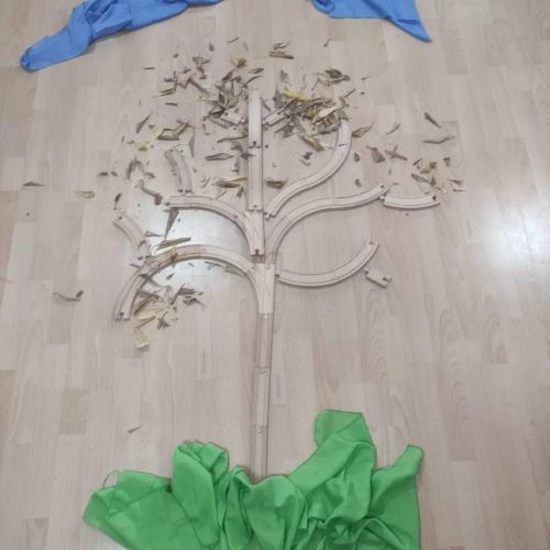 Árbol de manualidad construído en el suelo del aula