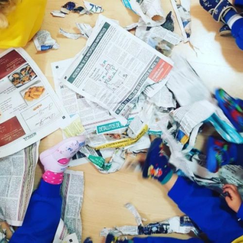 Imagen de piernas de niños utilizando recortes de periódicos