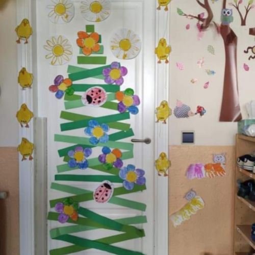 Puerta blanca de interior con decoración de Navidad