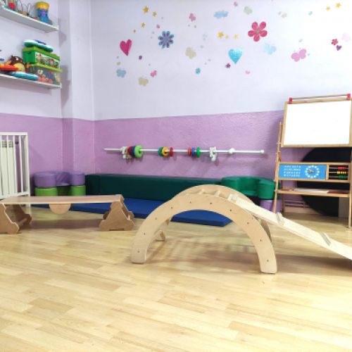 Aula grande con elementos de juego de madera