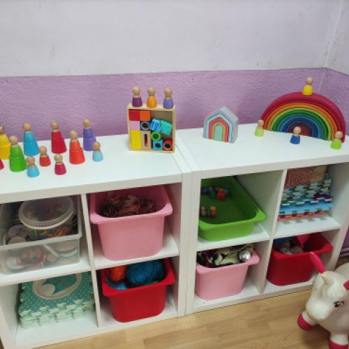 Estantería blanca con cajas de colores